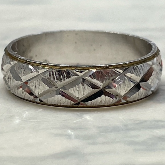 Silver Tone Diamond-Cut Band Ring Etched Geometric Pattern Sample brass Ring 10 - Picture 9 of 9
